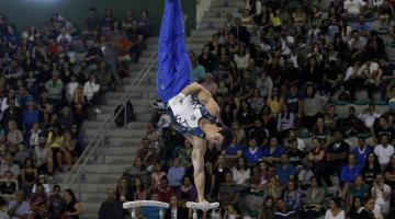 Público comparece à Arena Santos para ver estrelas da ginástica artística