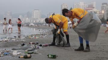 Equipe de limpeza recolhe 113,5 toneladas de lixo da praia de Santos