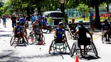 Alunos da Semes divulgam esporte adaptado na avenida da praia. Assista ao vídeo