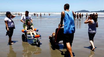 Praia Acessível proporciona banho de mar a mais de 100 pessoas de São Paulo  