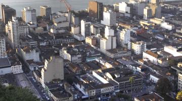 Vista aérea geral da região central de Santos com inúmeras edificações. #Pracegover