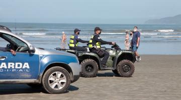 Guardas orientam mais de 200 pessoas sobre o uso de máscara na praia de Santos