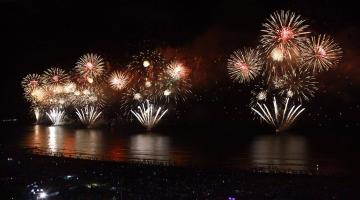 Ano-novo chega com festa, música e mais de 1 milhão de pessoas na praia