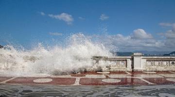 Água do mar atravessa as muretas da praia e invade avenida. #paratodosverem