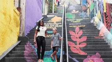 Escadaria reformada em morro de Santos ganha decoração especial