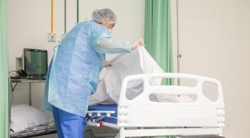 enfermeira arruma leito em hospital #paratodosverem 