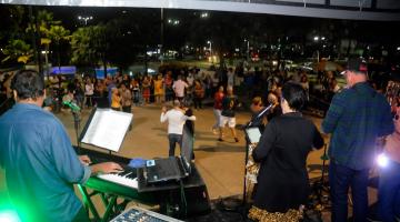 banda toca e pessoas dançando ao fundo #paratodosverem