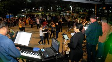 pessoas dançando no baile na praia #paratodosverem 