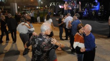 casais dançam com banda tocando ao fundo #paratodosverem