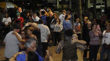 casais dançando e pessoas assistindo #paratodosverem