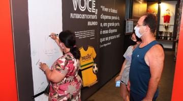 pessoas visitando o museu pelé #paratodosverem 