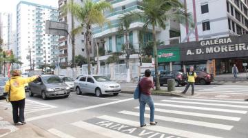pessoas atravessam a rua em faixa com pintura do faixa viva #paratodosverem