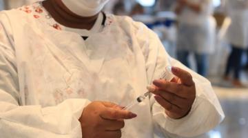 enfermeiro prepara seringa com vacina #paratodosverem