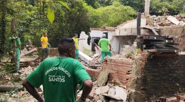 operários desmontam casa #paratodosverem 