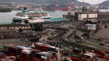 foto do porto de santos com transatlântico ancorado #paratodosverem