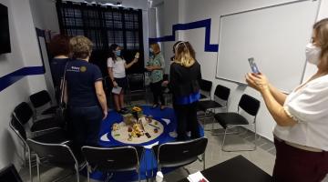 alunas entrevistam autoridade no núcleo #paratodosverem