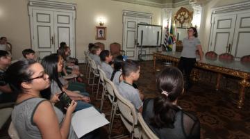 Estudantes aprendem história de Santos em visita ao Palácio José Bonifácio