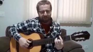 professor toca violão #paratodosverem 