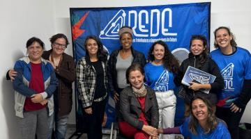 mulheres reunidas durante visita #paratodosverem