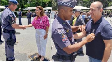 policial militar e a vice prefeita se cumprimentam. Ao lado, policial militar pendura medalha em camisa do subprefeito. #paratodosverem