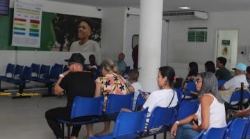 recepção de hospital com pessoas sentadas. #paratodosverem 