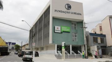 Fachada de unidade de saúde, com três andares em esquina de rua. #Paratodosverem