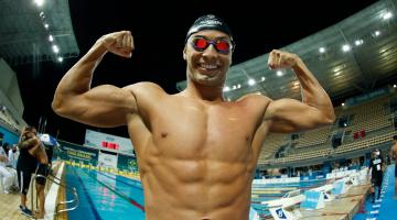 nadador mostra os músculos #paratodosverem 