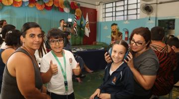 mãe com os alunos mostram abafadores #paratodosverem 