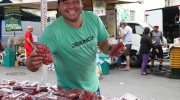 Abel sorri para foto segurando caixa de morangos. #paratodosverem