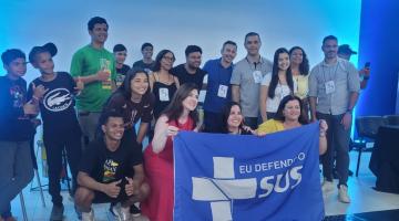 servidores seguram a bandeira com os dizeres 'eu defendo o SUS' #paratodosverem