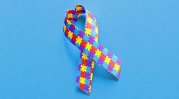 fundo azul com fita colorida que simboliza o autismo. #paratodosverem