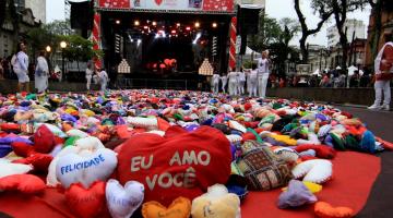 Cheia de atrações, ação espera reunir 120 mil corações de tecido na Praça Mauá em Santos