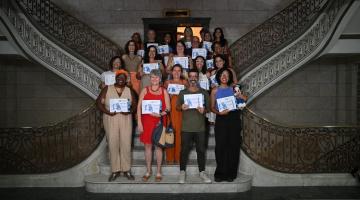 formandos mostram certificados #paratodosverem