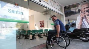 pessoa em cadeira de rodas chega em unidade de saúde #paratodosverem