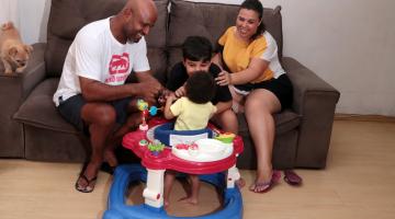 família dando carinho a bebê #paratodosverem