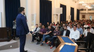 Leonardo discursa para público no auditório da Associação Comercial. #paratodosverem