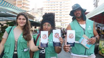 agentes mostram panfletos #paratodosverem 