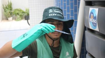 agente analisa tubo com larvas #paratodosverem