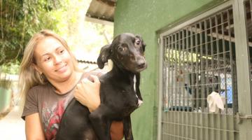 mulher segura cachorro #paratodosverem 