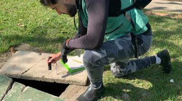 Agentes combatem Aedes aegypti na orla de Santos