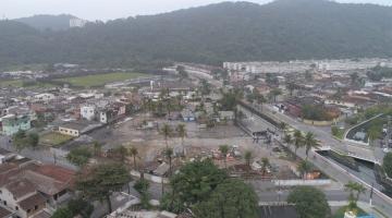 vista aérea de terreno em meio a construções. #paratodosverem