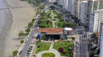 foto aérea do jardim da orla e praia #pracegover 