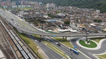 VISTA AÉREA DA ENTRADA DA CIDADE, COM LINHA FÉRREA À ESQUERDA E VIADUTO À FRENTE. HÁ VÁRIAS CONSTRUÇÕES ADIANTE DO VIADUTO. #PARATODOSVEREM