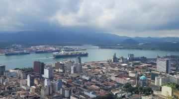 foto aérea mostra a Cidade e canal do porto ao meio #paratodosverem