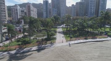 vista aérea de jardim da orla delimitada por faixa plástica, onde está sendo realizada a obra. #pasratodosverem