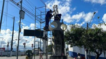 tambores são instalados no monumento por homens em andaimes. #paratodosverem 