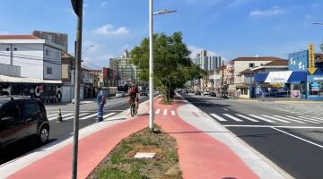 Ciclovia revitalizada com ciclista trafegando #paratodosverem 