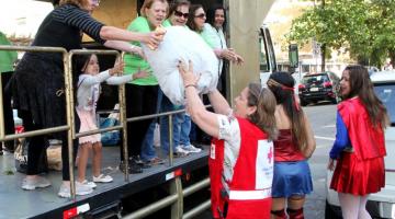 Emoção e solidariedade marcam carreata da Campanha do Agasalho