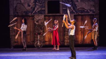 artistas fazem movimentos de circo #paratodosverem