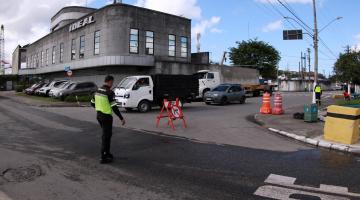 agente observa o trânsito #paratodosverem 